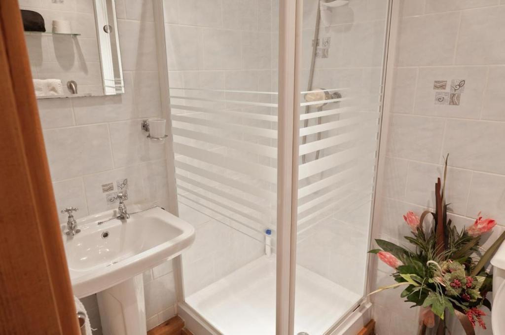 Little Red Rooster Rest Hotel Tenby Room photo