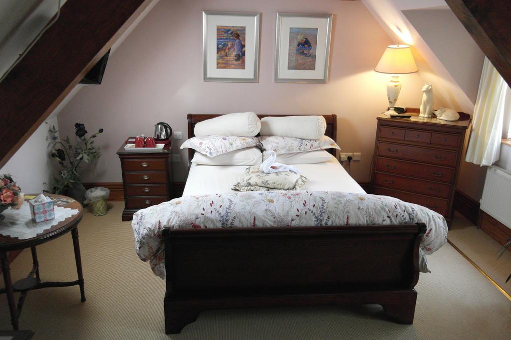 Little Red Rooster Rest Hotel Tenby Room photo