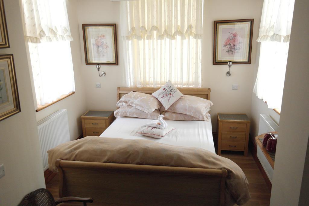 Little Red Rooster Rest Hotel Tenby Room photo