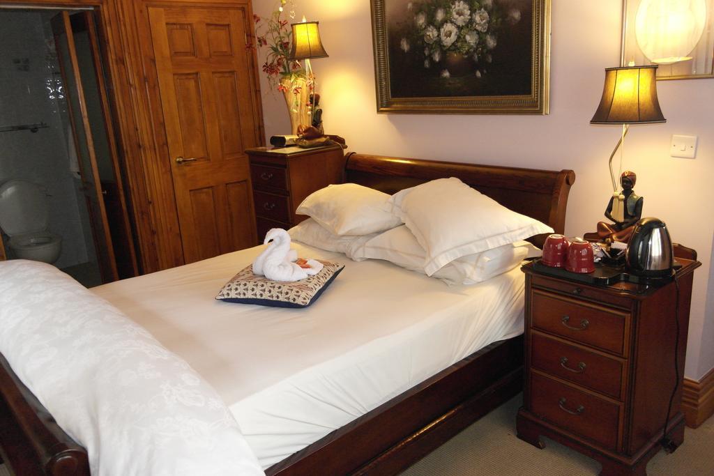 Little Red Rooster Rest Hotel Tenby Room photo