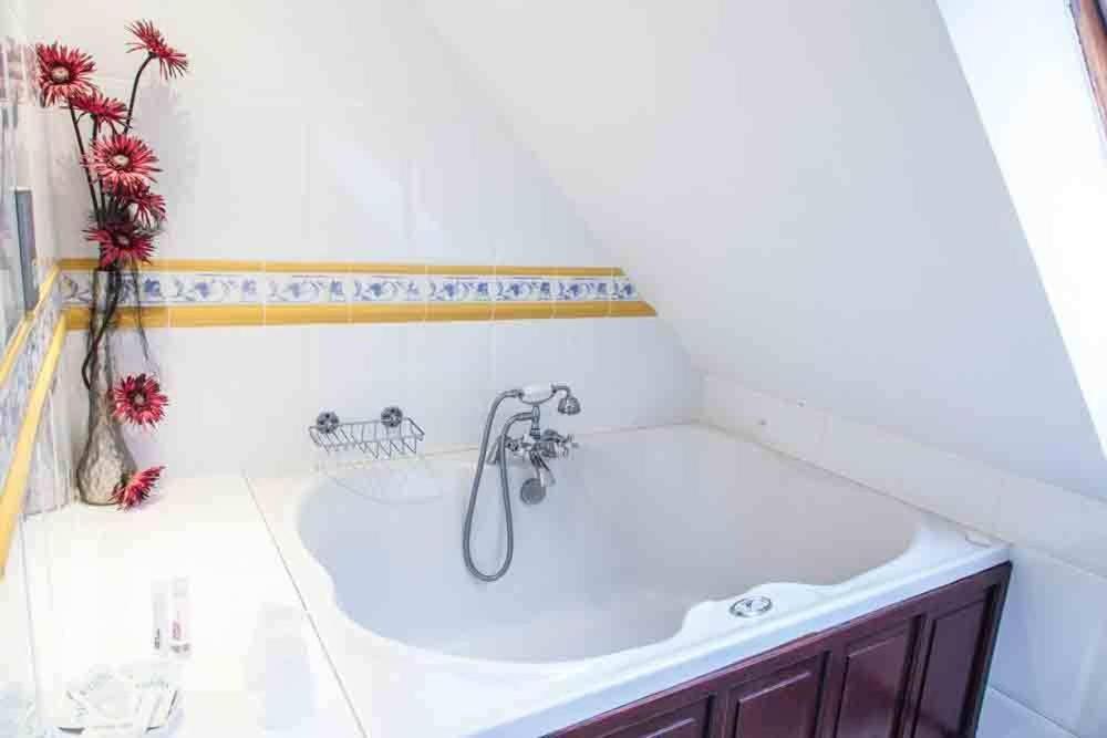 Little Red Rooster Rest Hotel Tenby Room photo