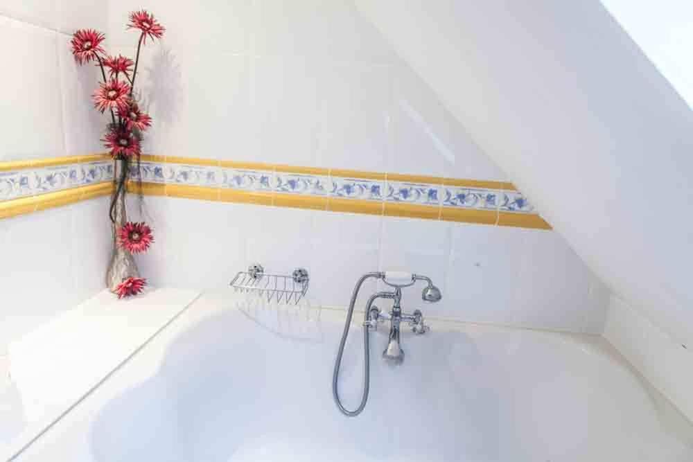 Little Red Rooster Rest Hotel Tenby Room photo